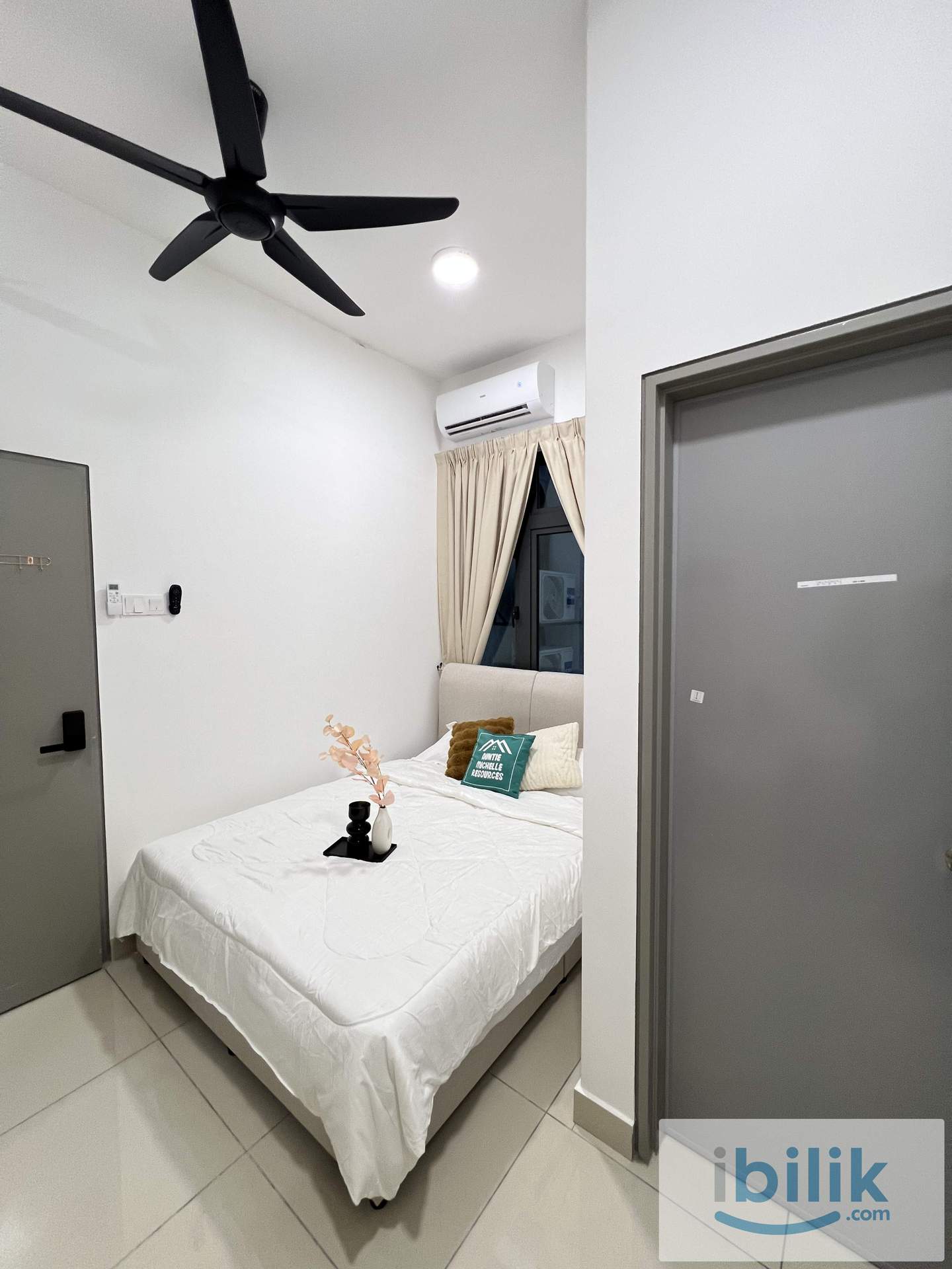 MIDDLE ROOM R3 (D7) - Image 1