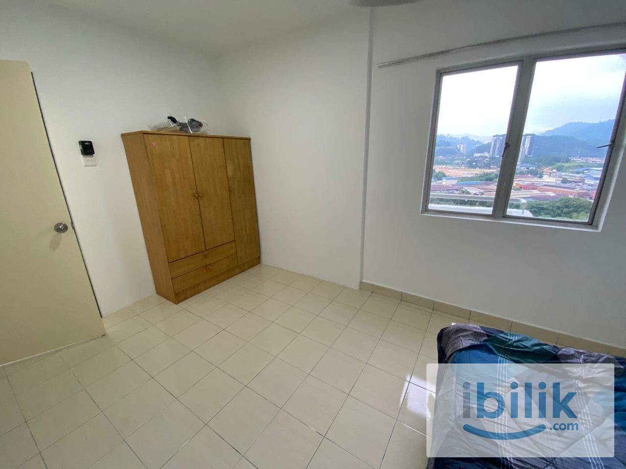 Spacious Medium Room for Rent - Image 3