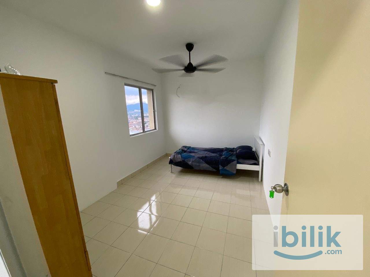 Spacious Medium Room for Rent - Image 4