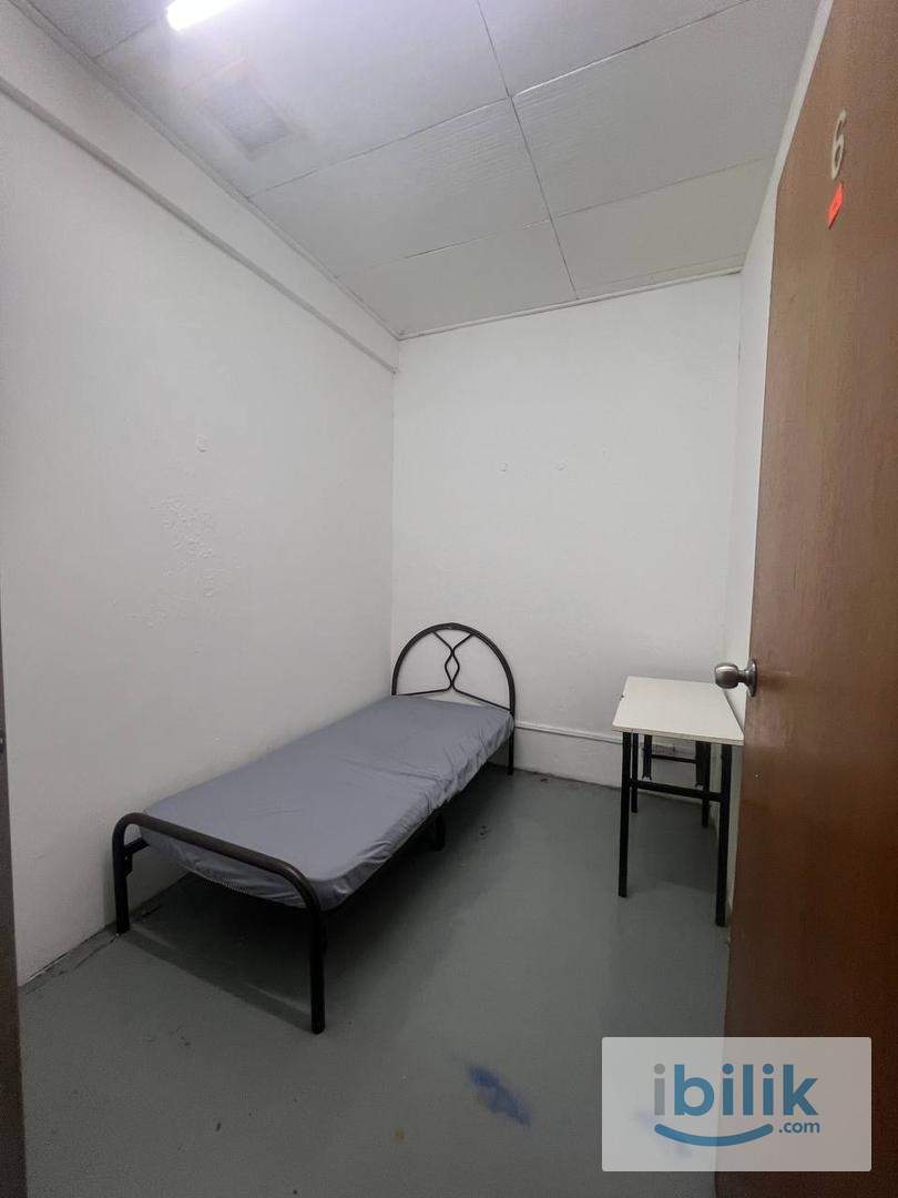 Puchong room to rent 😊near LRT 🚊SHOPPING MALL 🛍️BANK 🏦PFCC 💁🏻FREE WIFI 🚗🚙PARKING EASY😄 - Image 1