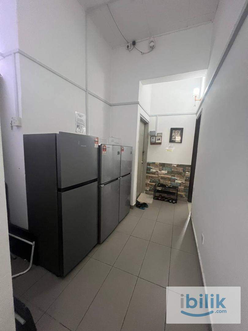 Puchong room to rent 😊near LRT 🚊SHOPPING MALL 🛍️BANK 🏦PFCC 💁🏻FREE WIFI 🚗🚙PARKING EASY😄 - Image 2