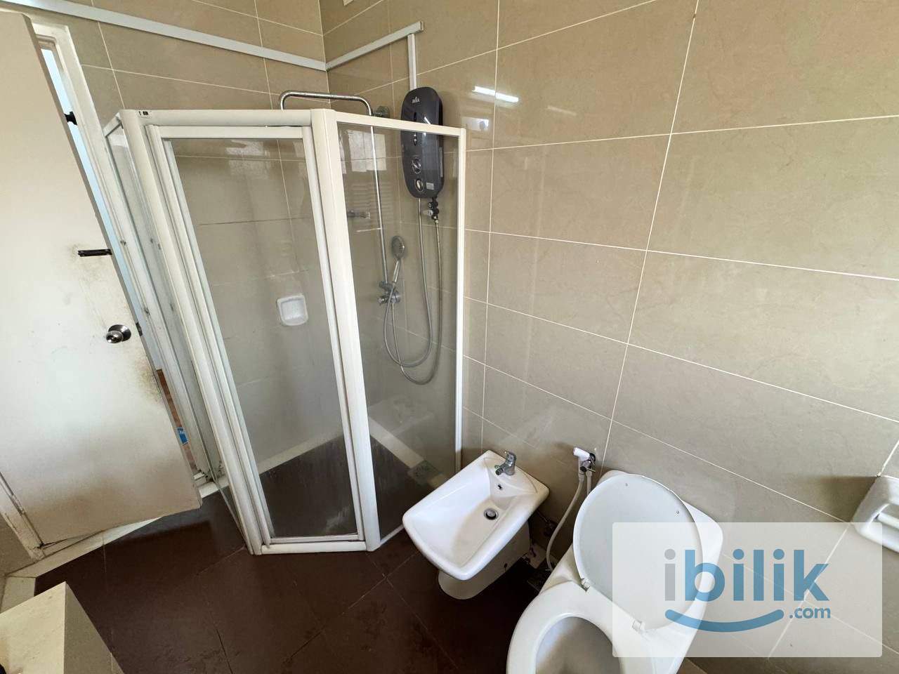 Puchong D/Storey Room rent 🆓 WiFi 🆓 Cleaning 🧹 Services near LRT 🚊Bus🚌 Shopping 🛍️ Mall 🛒Mini Market  - Image 7