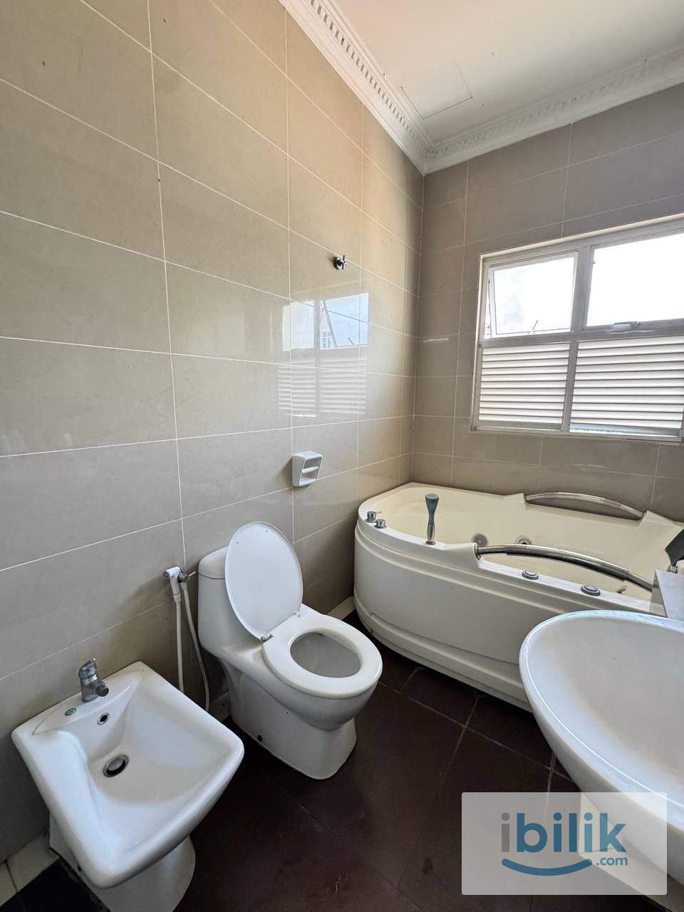 Puchong D/Storey Room rent 🆓 WiFi 🆓 Cleaning 🧹 Services near LRT 🚊Bus🚌 Shopping 🛍️ Mall 🛒Mini Market  - Image 5