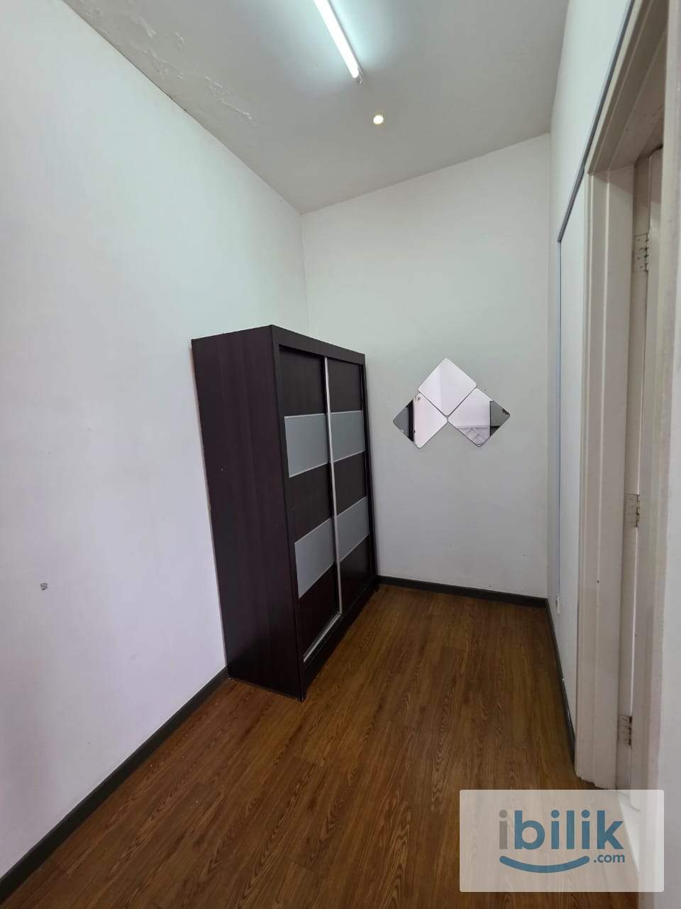 💥Master Room with Private Bathroom Rent💰1 Month Deposit💰0 Deposit Kemuning Utama Shah Alam 😍Near📍Columbia Asia Hospital - Image 2