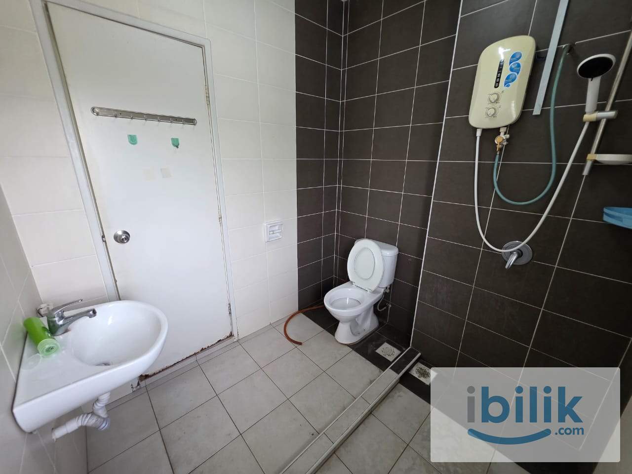 💥Master Room with Private Bathroom Rent💰1 Month Deposit💰0 Deposit Kemuning Utama Shah Alam 😍Near📍Columbia Asia Hospital - Image 3