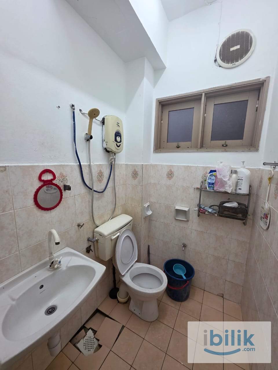 Cozy Comfort Master Bedroom for Rent - Image 4