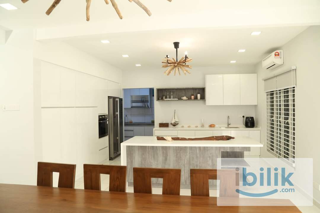 Resort Like Co-Living Master Bedroom in Putra Heights - Image 3