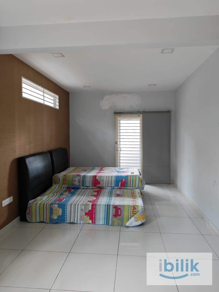 Resort Like Co-Living Master Bedroom in Putra Heights - Image 1