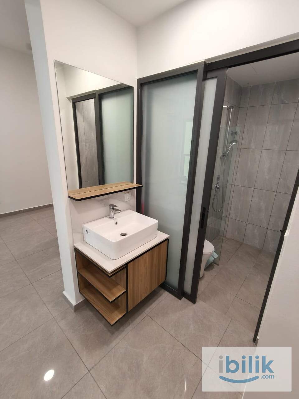 Master, Medium, Small Room Available  - Image 5