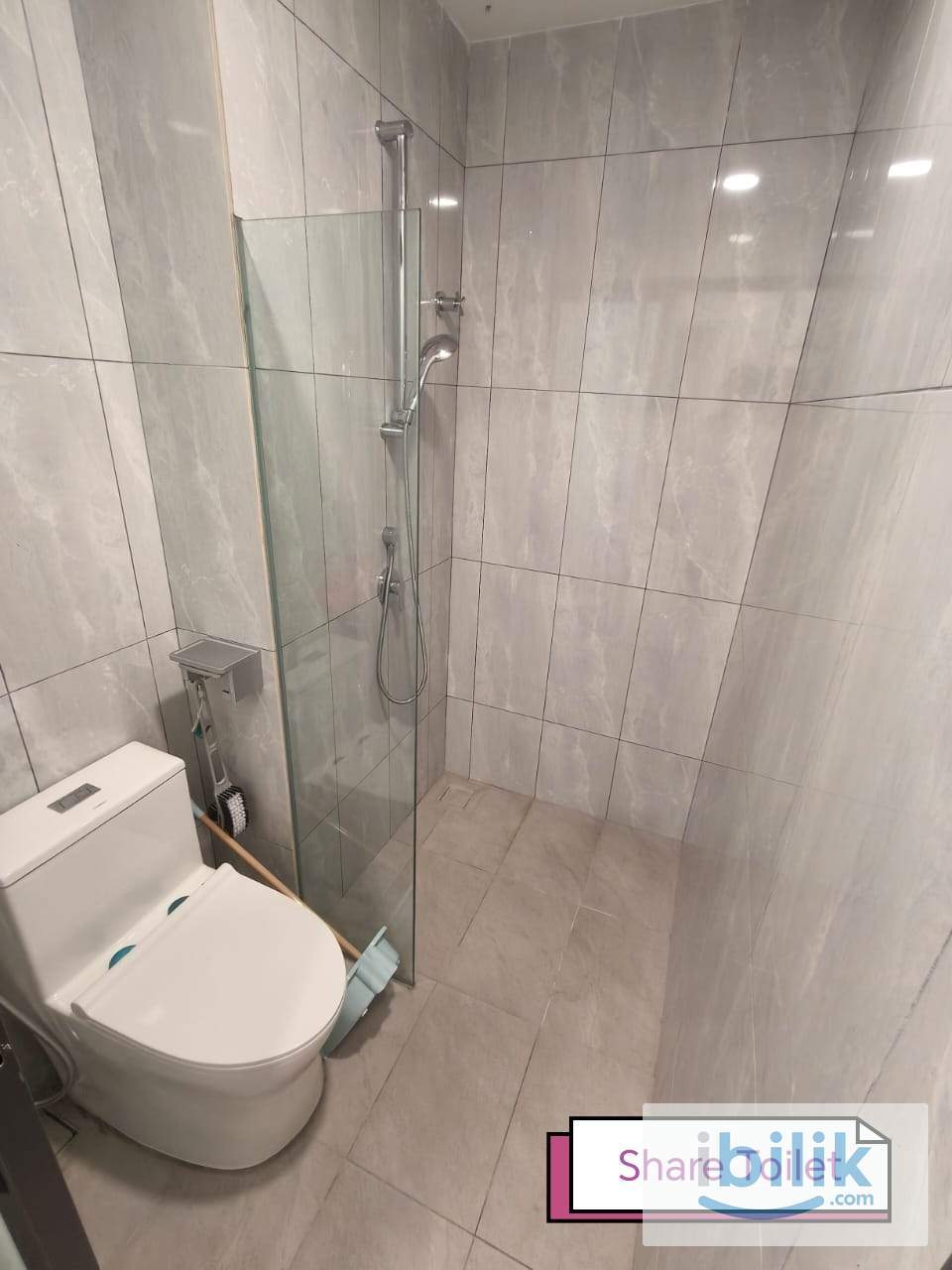 Master, Medium, Small Room Available  - Image 4
