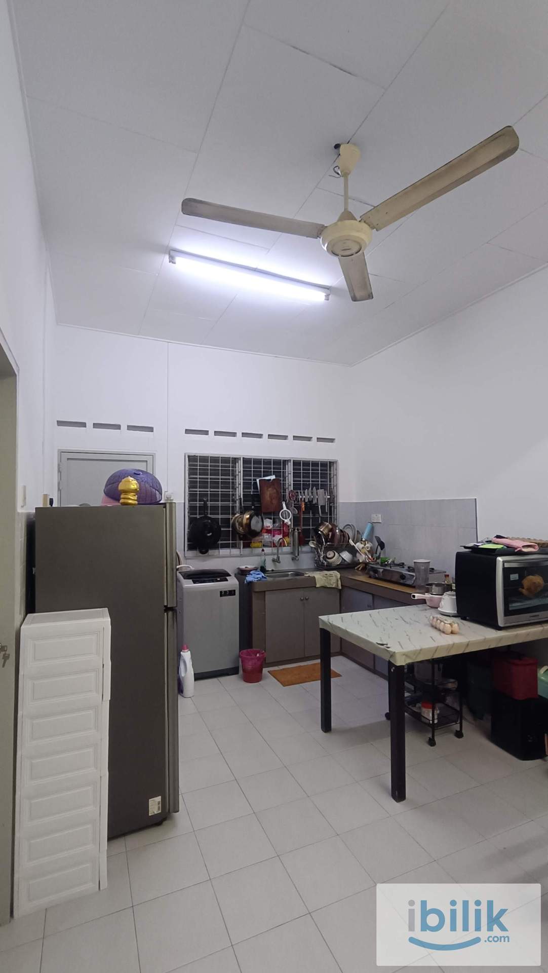 Single female room with private toilet - Image 3