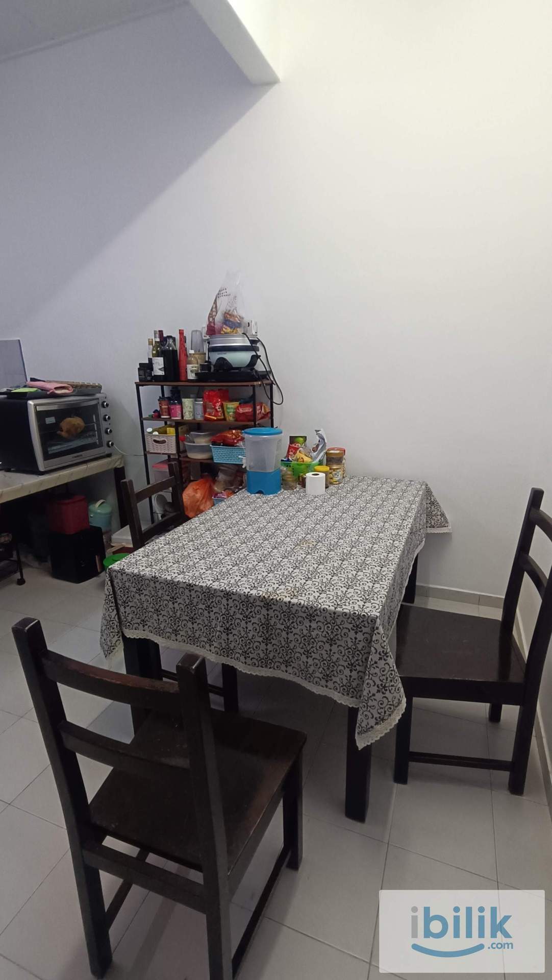 Single female room with private toilet - Image 2