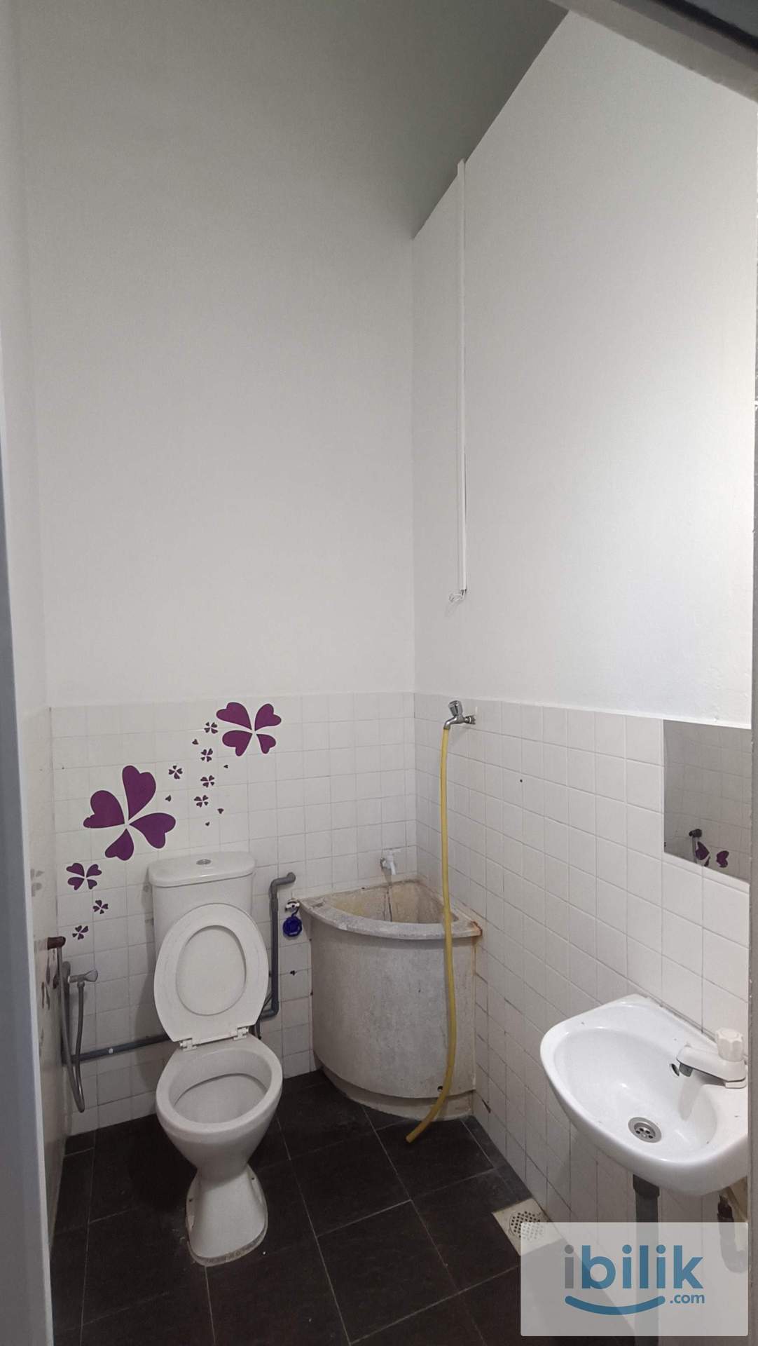 Single female room with private toilet - Image 4