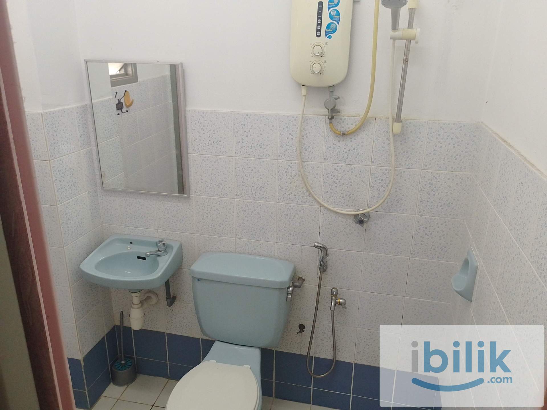 (Pet Friendly House) Co-Living Landed House Medium Room at Putra Bahagia c/w Attached Bathroom and Aircond  - Image 5