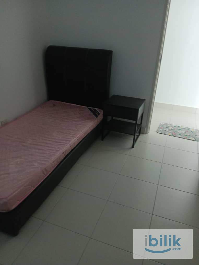 Cozy minimalist middle room - Image 2