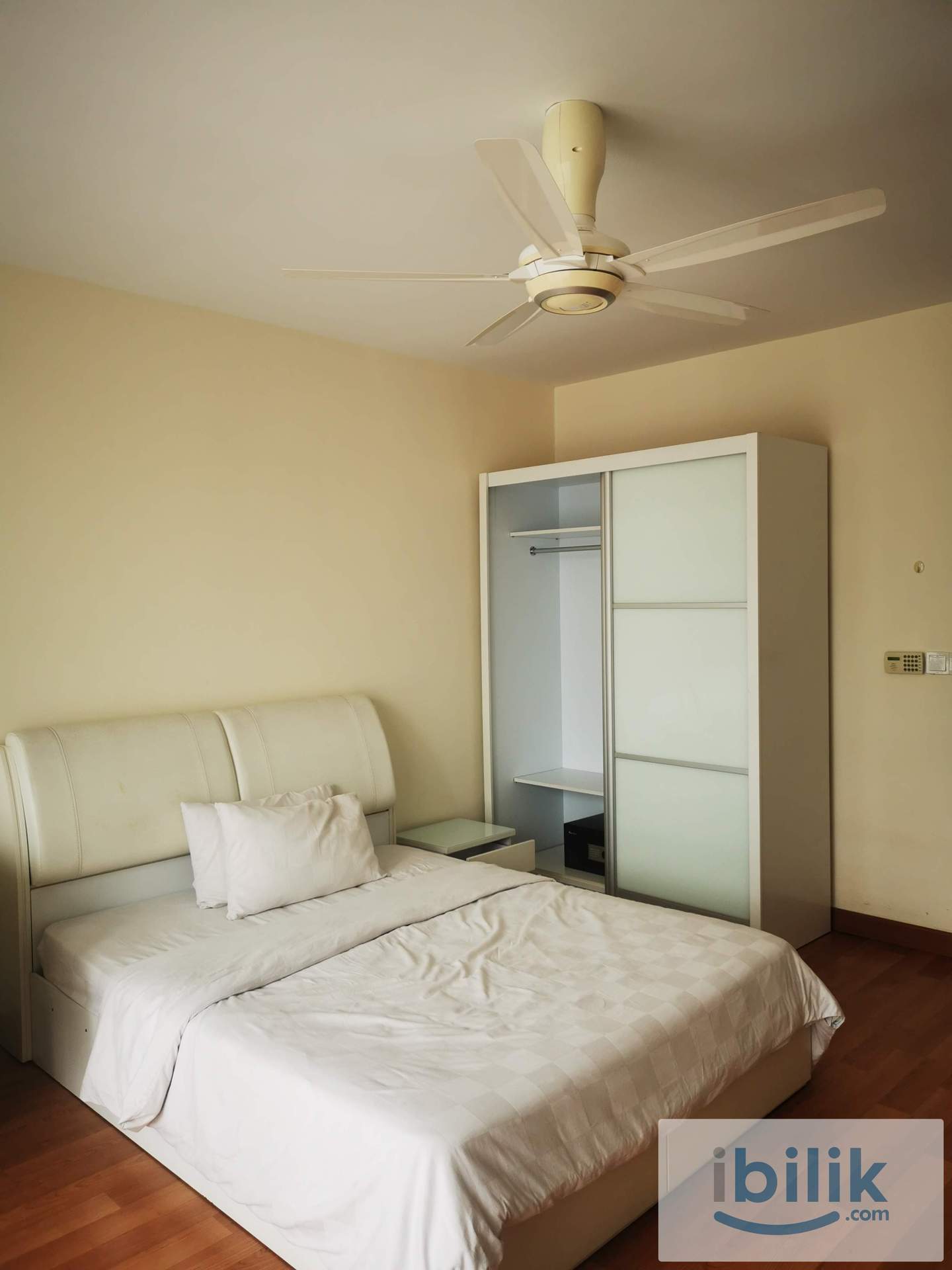 Large bedroom with washroom - Image 1
