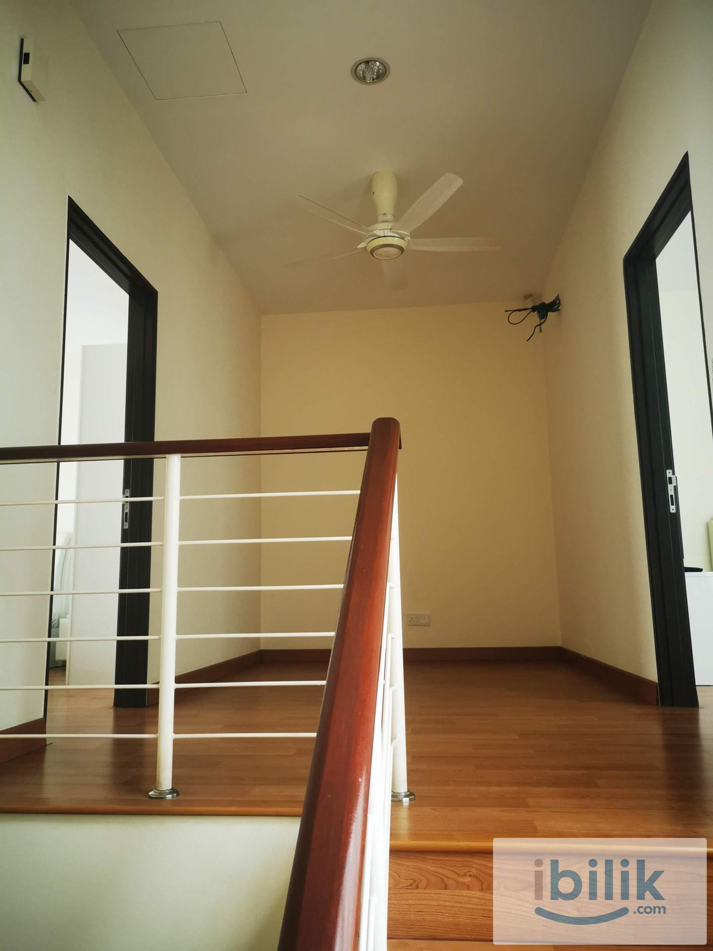 Large bedroom with washroom - Image 3