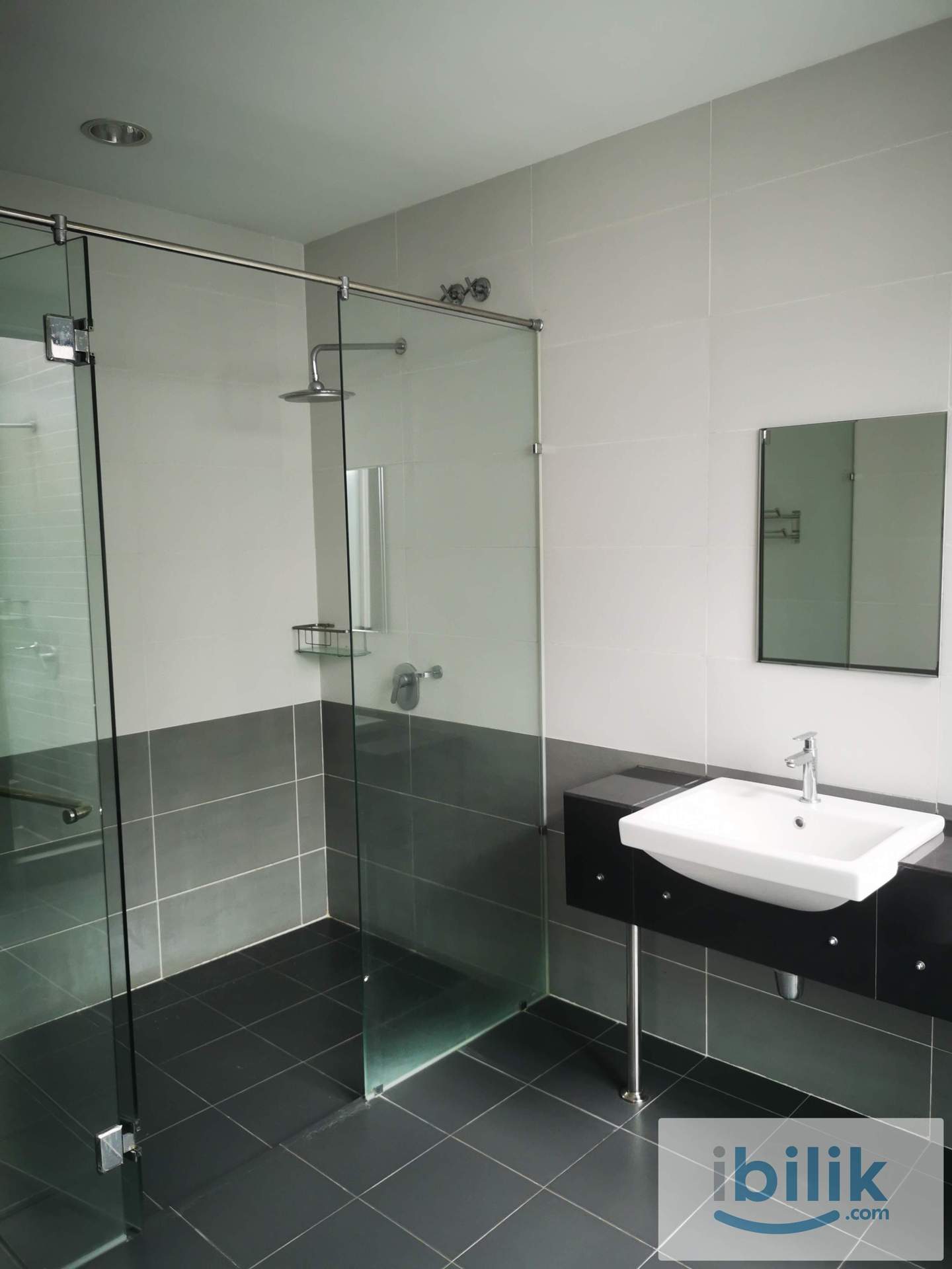 Large bedroom with washroom - Image 2