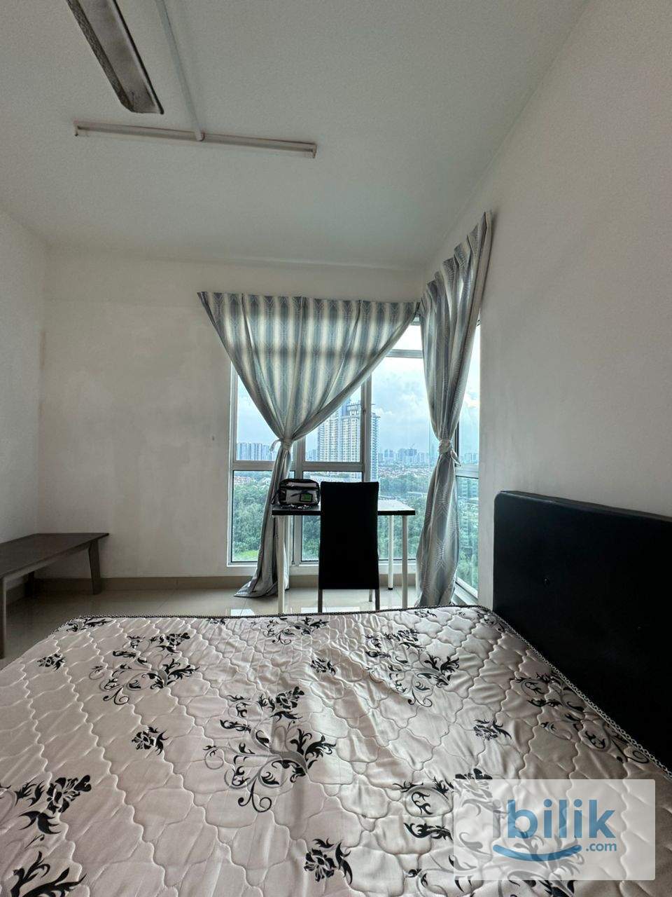 🛏️ Convenient Stay | Public Transport Friendly - Image 1