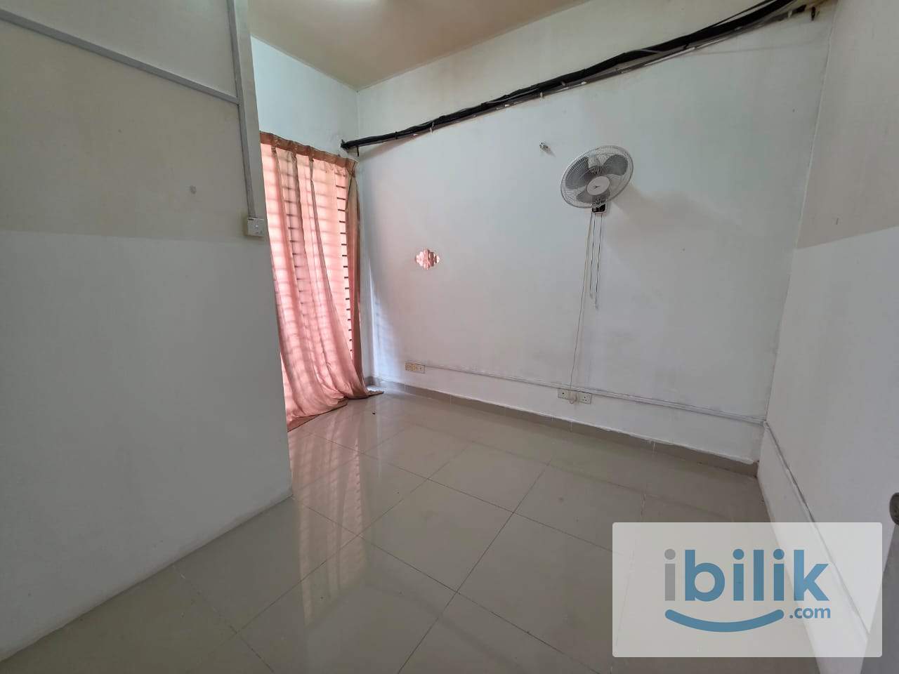 A middle private room at the modern town house with garden lake 🏞️at Alam Impian. - Image 1