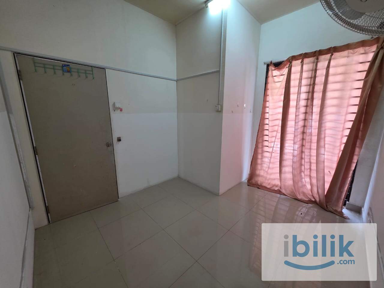 A middle private room at the modern town house with garden lake 🏞️at Alam Impian. - Image 3
