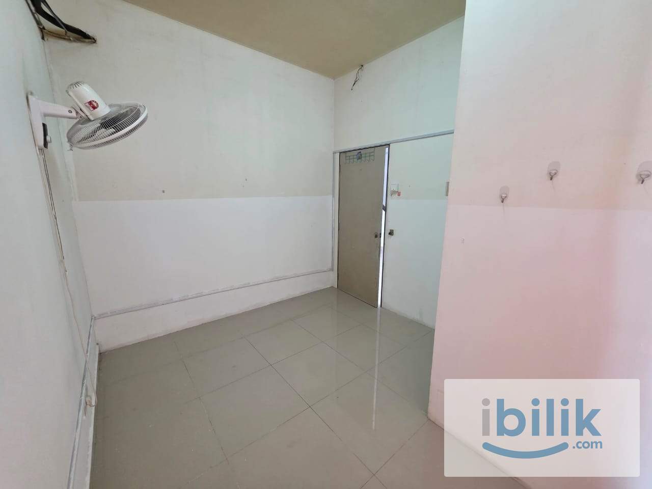 A middle private room at the modern town house with garden lake 🏞️at Alam Impian. - Image 4