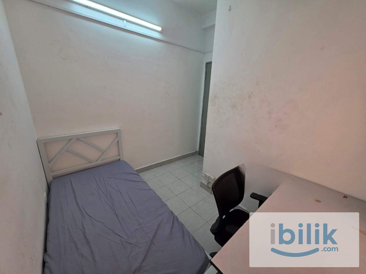 🔥 Limited Budget Room @ Bukit Rimau 🚘 3–5 mins to AEON & Lotus’s 🛍️ | Aircond + Window + Free WiFi 📶 - Image 3