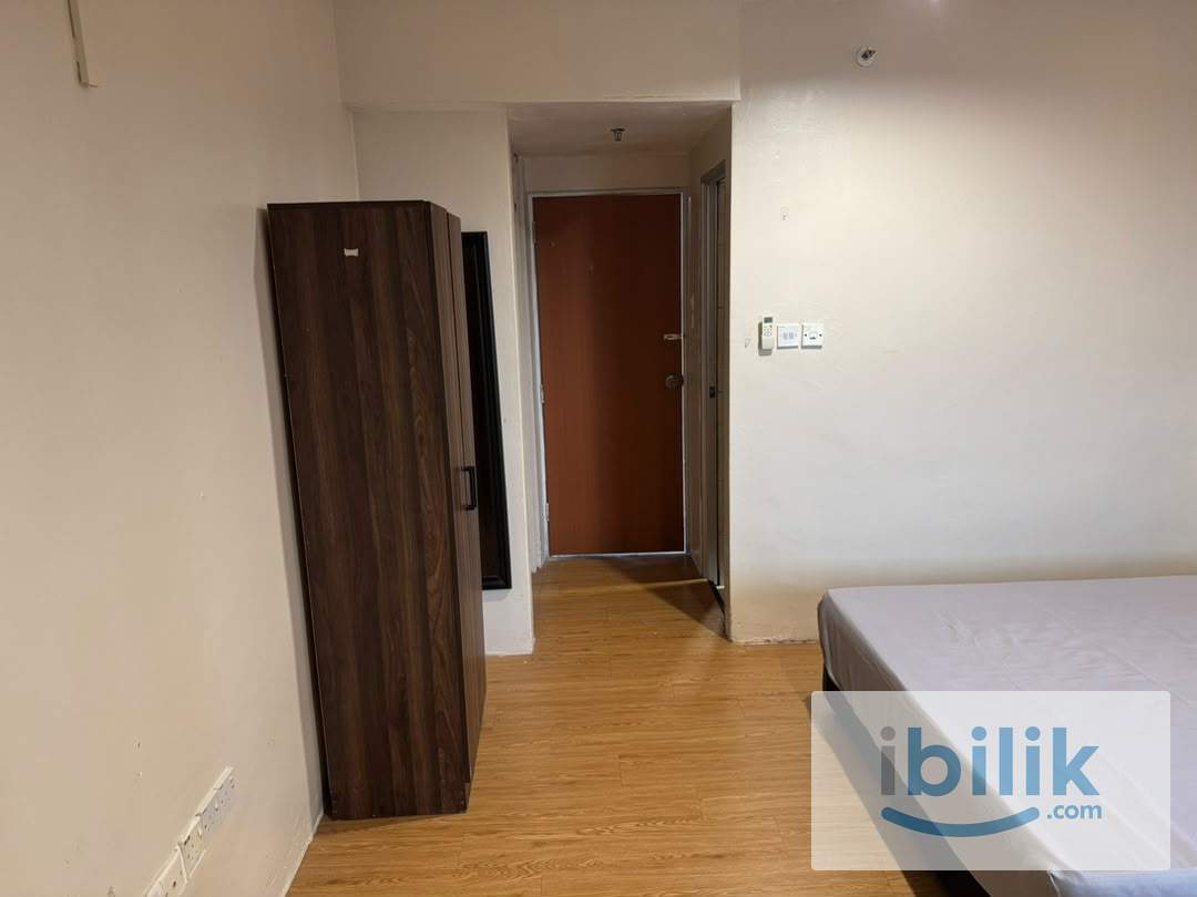 📍🚶🏻‍♂️6 Min WALK to CIQ | 🚗 6 Min DRIVE to Stulang, 7 Min to JBCC📌AVAILABLE Master Room bathroom attached for rent✨ - Image 2