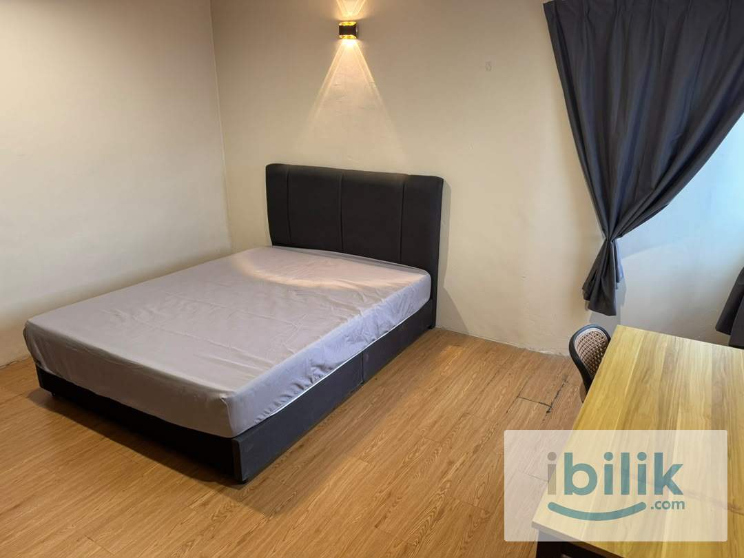 📍🚶🏻‍♂️6 Min WALK to CIQ | 🚗 6 Min DRIVE to Stulang, 7 Min to JBCC📌AVAILABLE Master Room bathroom attached for rent✨ - Image 3