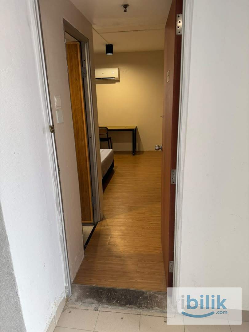 📍🚶🏻‍♂️6 Min WALK to CIQ | 🚗 6 Min DRIVE to Stulang, 7 Min to JBCC📌AVAILABLE Master Room bathroom attached for rent✨ - Image 1
