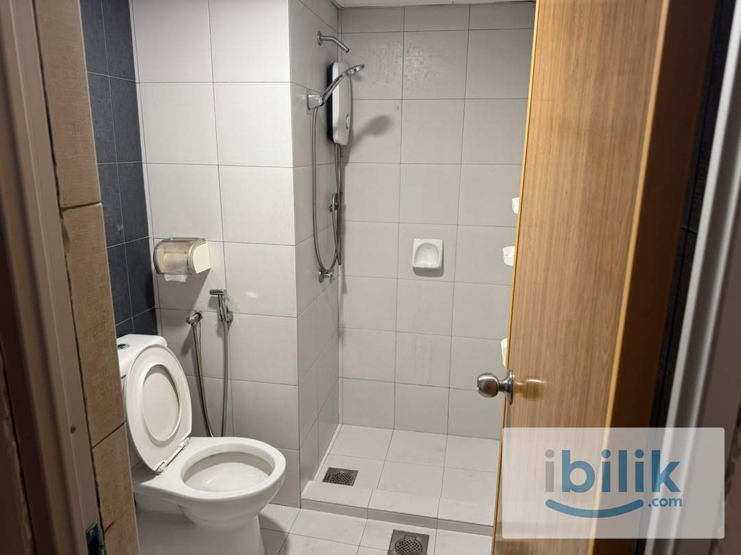 📍🚶🏻‍♂️6 Min WALK to CIQ | 🚗 6 Min DRIVE to Stulang, 7 Min to JBCC📌AVAILABLE Master Room bathroom attached for rent✨ - Image 5