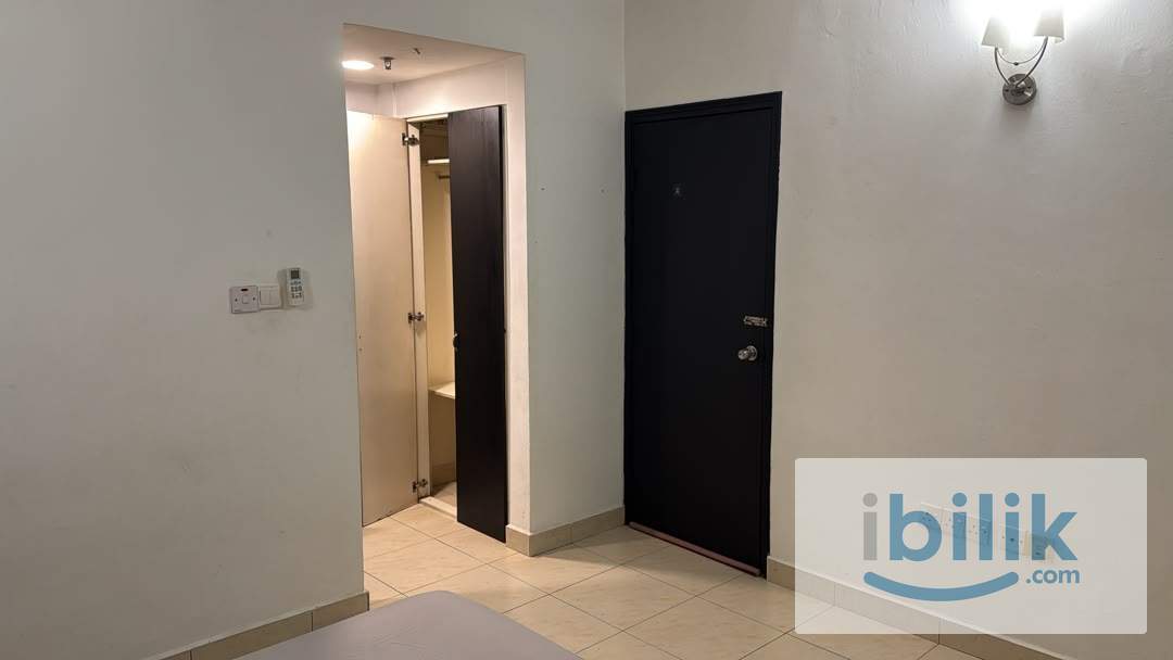 📍🚶🏻‍♂️6 Min WALK to CIQ | 🚗 6 Min DRIVE to Stulang, 7 Min to JBCC📌AVAILABLE Master Room bathroom attached for rent✨ - Image 4