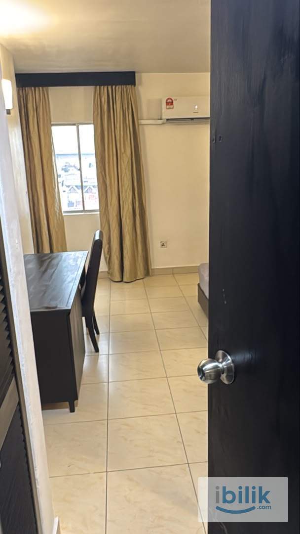 📍🚶🏻‍♂️6 Min WALK to CIQ | 🚗 6 Min DRIVE to Stulang, 7 Min to JBCC📌AVAILABLE Master Room bathroom attached for rent✨ - Image 1