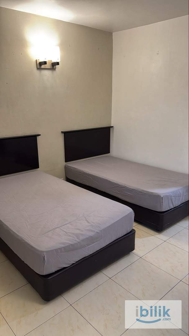 📍🚶🏻‍♂️6 Min WALK to CIQ | 🚗 6 Min DRIVE to Stulang, 7 Min to JBCC📌AVAILABLE Master Room bathroom attached for rent✨ - Image 3