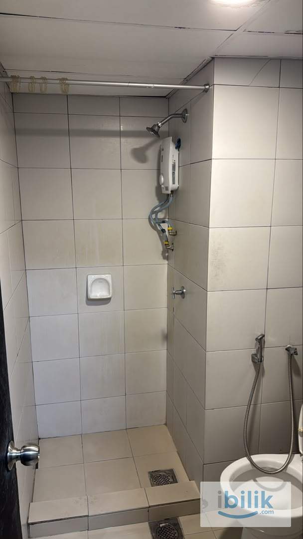 📍🚶🏻‍♂️6 Min WALK to CIQ | 🚗 6 Min DRIVE to Stulang, 7 Min to JBCC📌AVAILABLE Master Room bathroom attached for rent✨ - Image 6