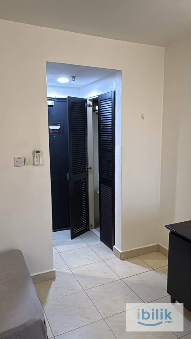 📍🚶🏻‍♂️6 Min WALK to CIQ | 🚗 6 Min DRIVE to Stulang, 7 Min to JBCC📌AVAILABLE Master Room bathroom attached for rent✨ - Image 5