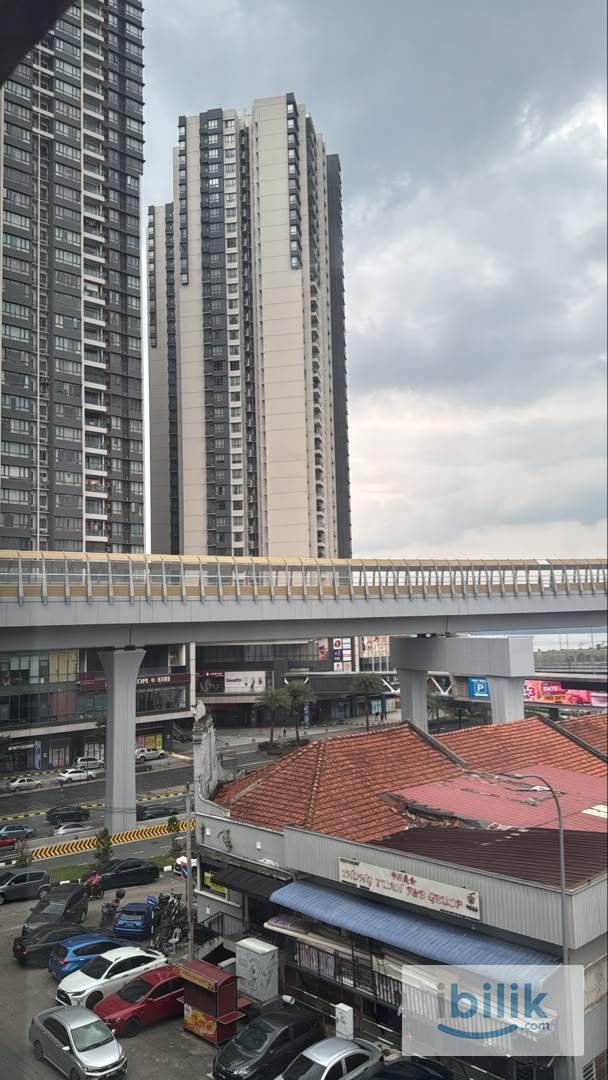 📍🚶🏻‍♂️6 Min WALK to CIQ | 🚗 6 Min DRIVE to Stulang, 7 Min to JBCC📌AVAILABLE Master Room bathroom attached for rent✨ - Image 7