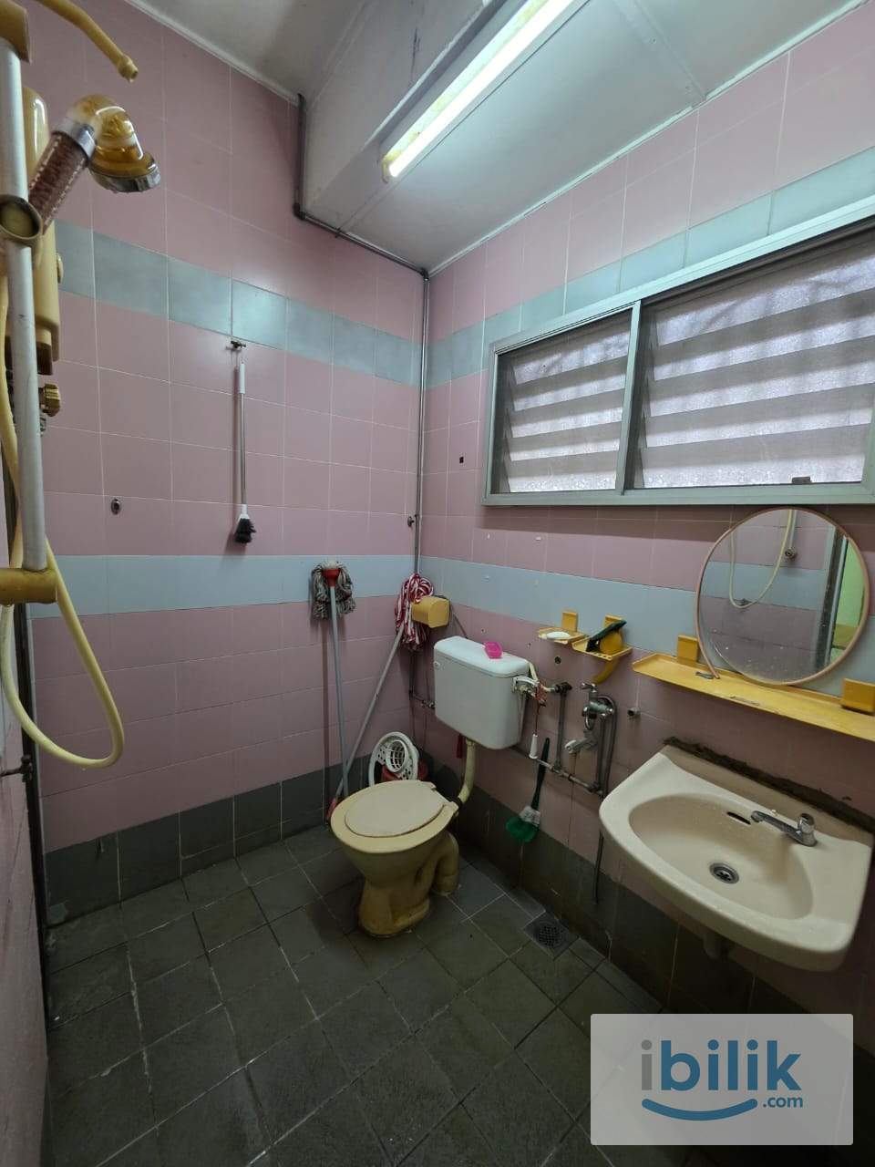 RM630 Aircond Medium Room @ Taman Putra Indah Serdang Jaya Fully Furnished - Image 4