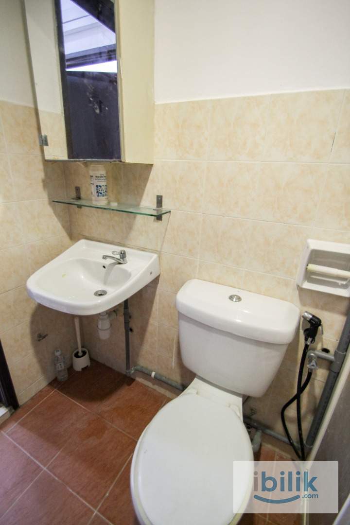 Sri Putramas I Super Medium Room with Window & A/C - Image 6