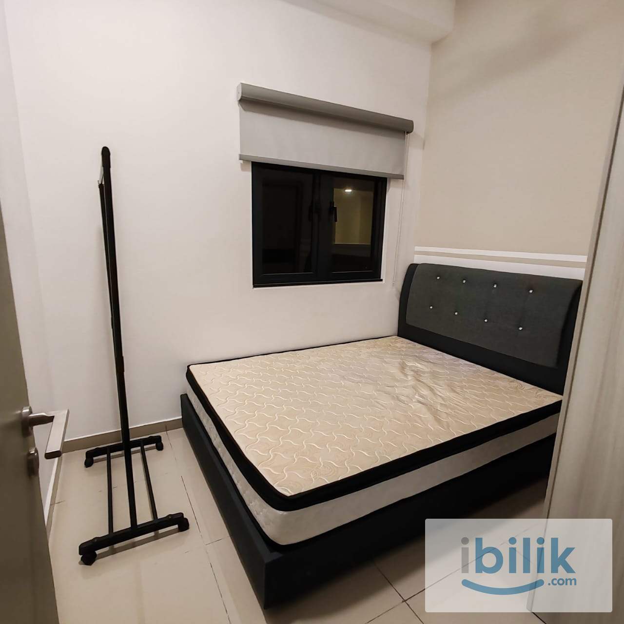 D'Vervain Residence Queen Bed Single Room with Window & Fan & A/C   - Image 2