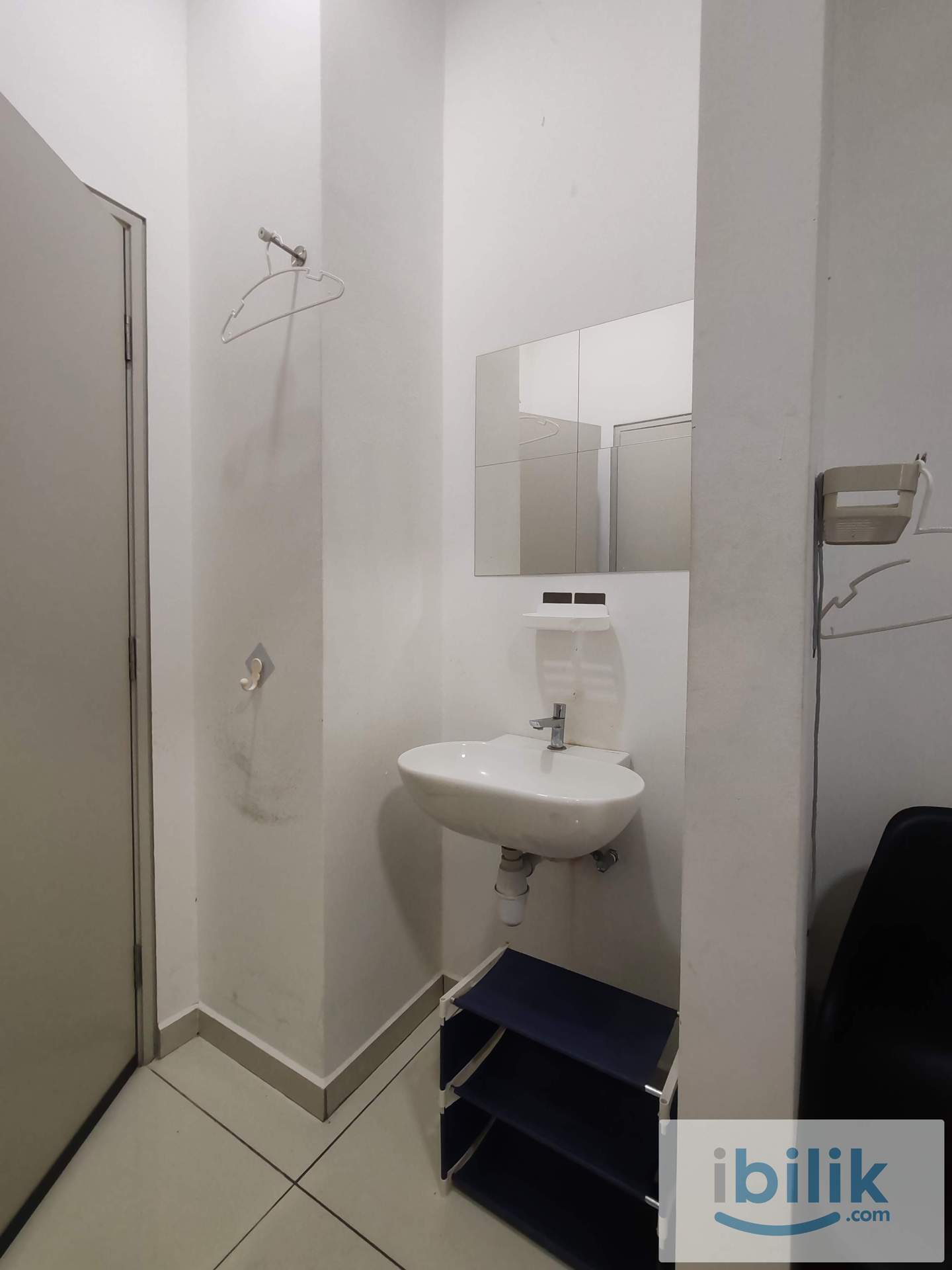 The Annex @ Medan Connaught Queen Bed Master Room with Window & AC Only - Image 3