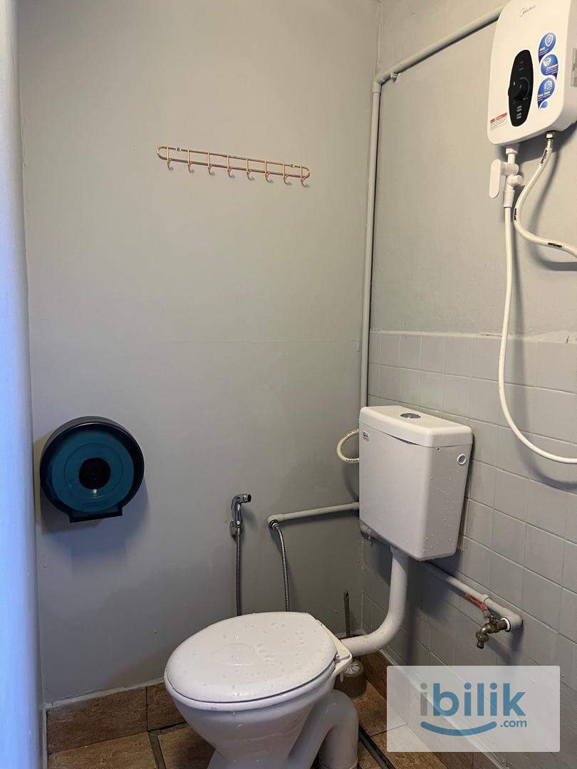 Queen Aircond Private attached Bathroom - Image 6