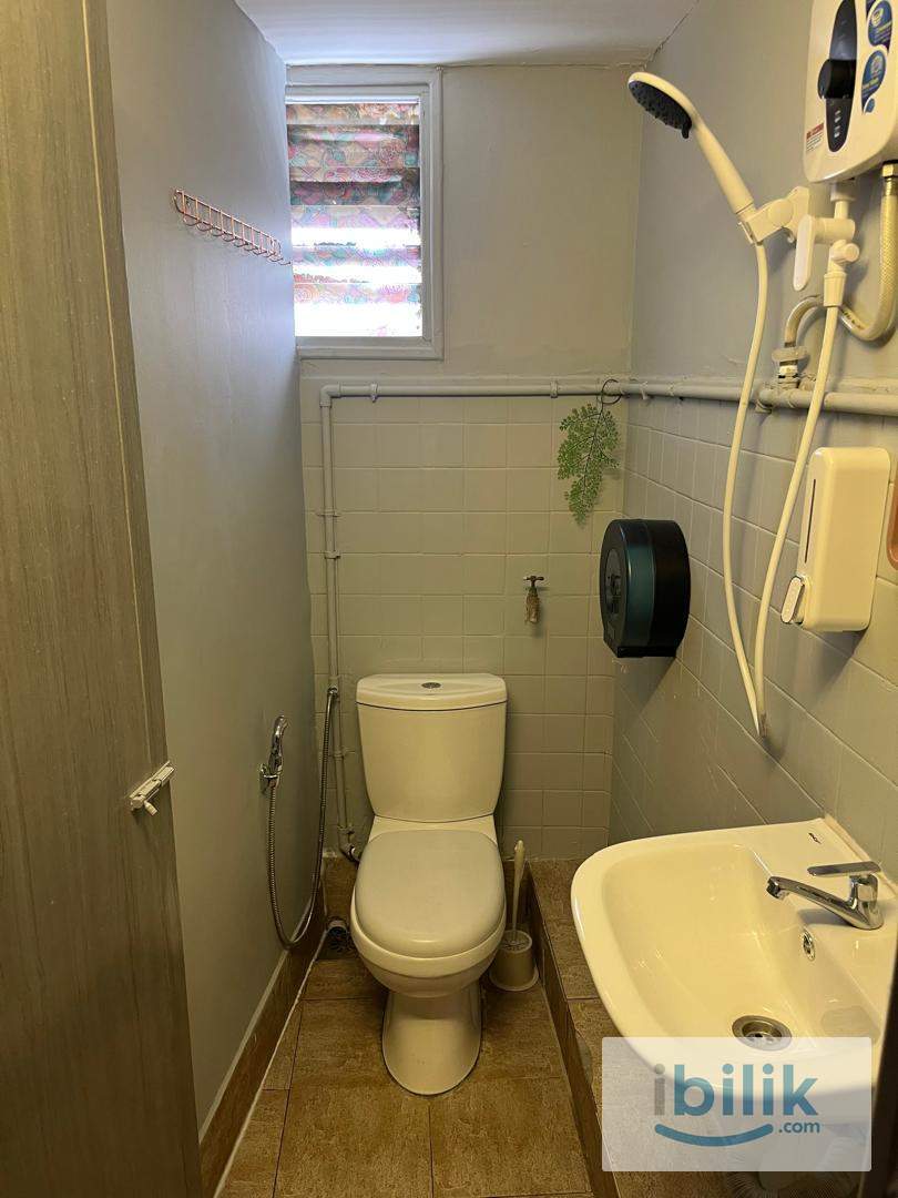 Queen & Single aircond Private Attached Bathroom - Image 3