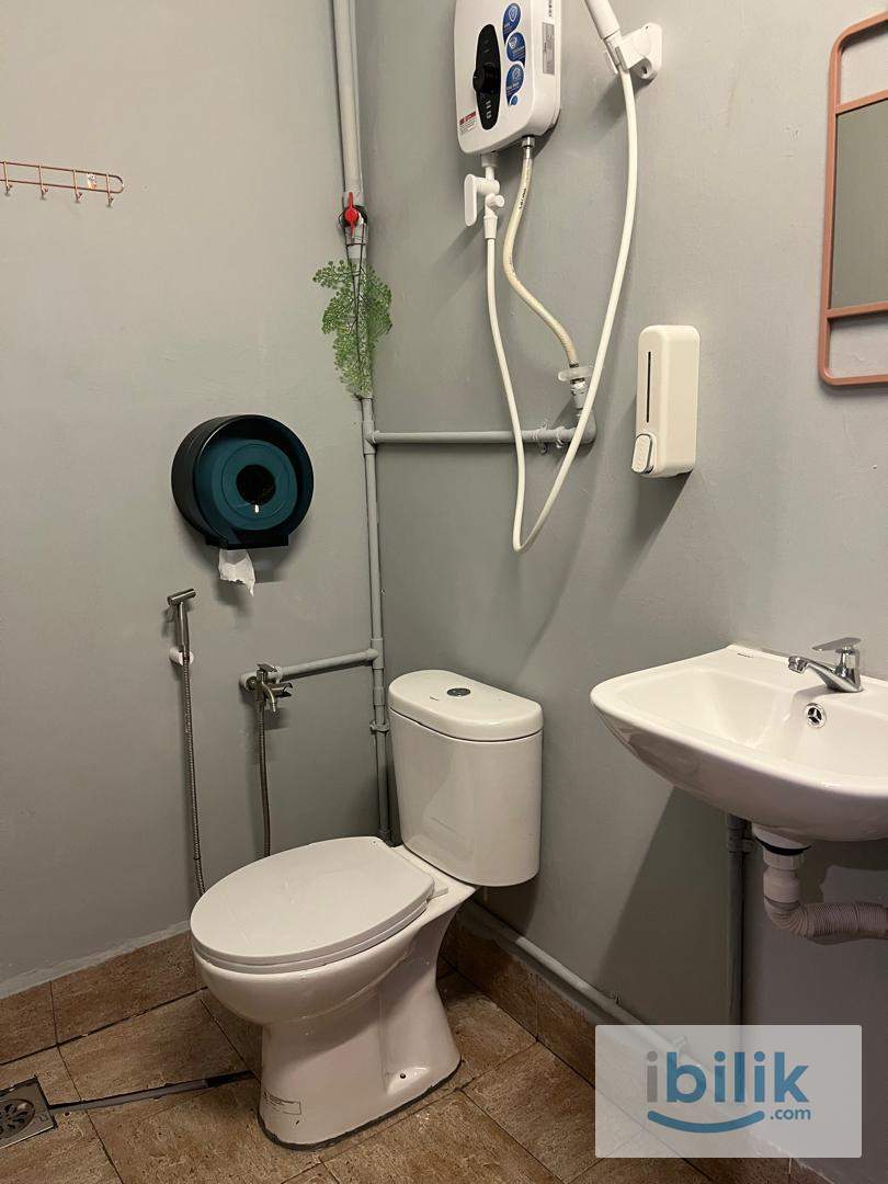 Queen & Single aircond Private Attached Bathroom - Image 9