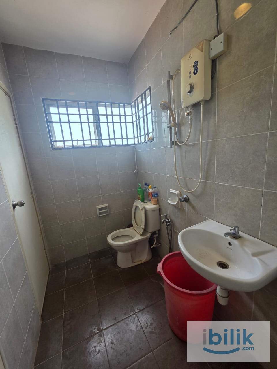 🌟 Spacious & Comfortable Room| Pesona Kemuning Room for Rent NEAR HIGHWAY - Image 2