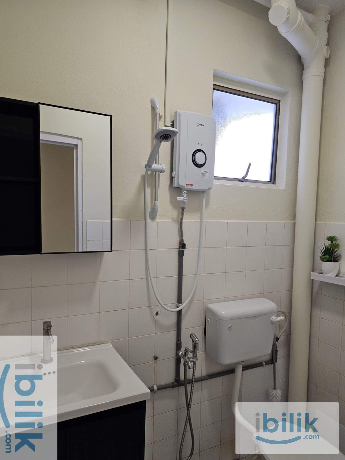 Balcony Room USJ |FREE Utilities| NEWLY RENOVATED - Image 6