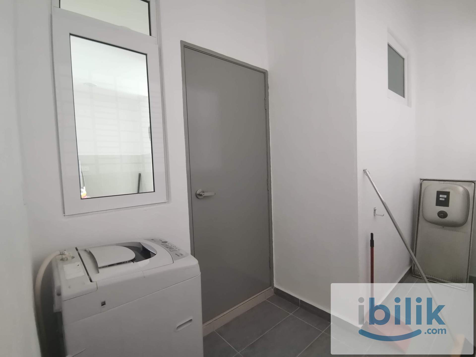 Single Room with Shared Bathroom - Image 5