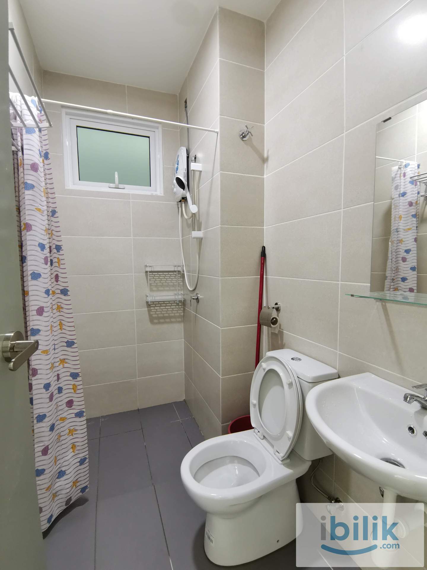 Single Room with Shared Bathroom - Image 3