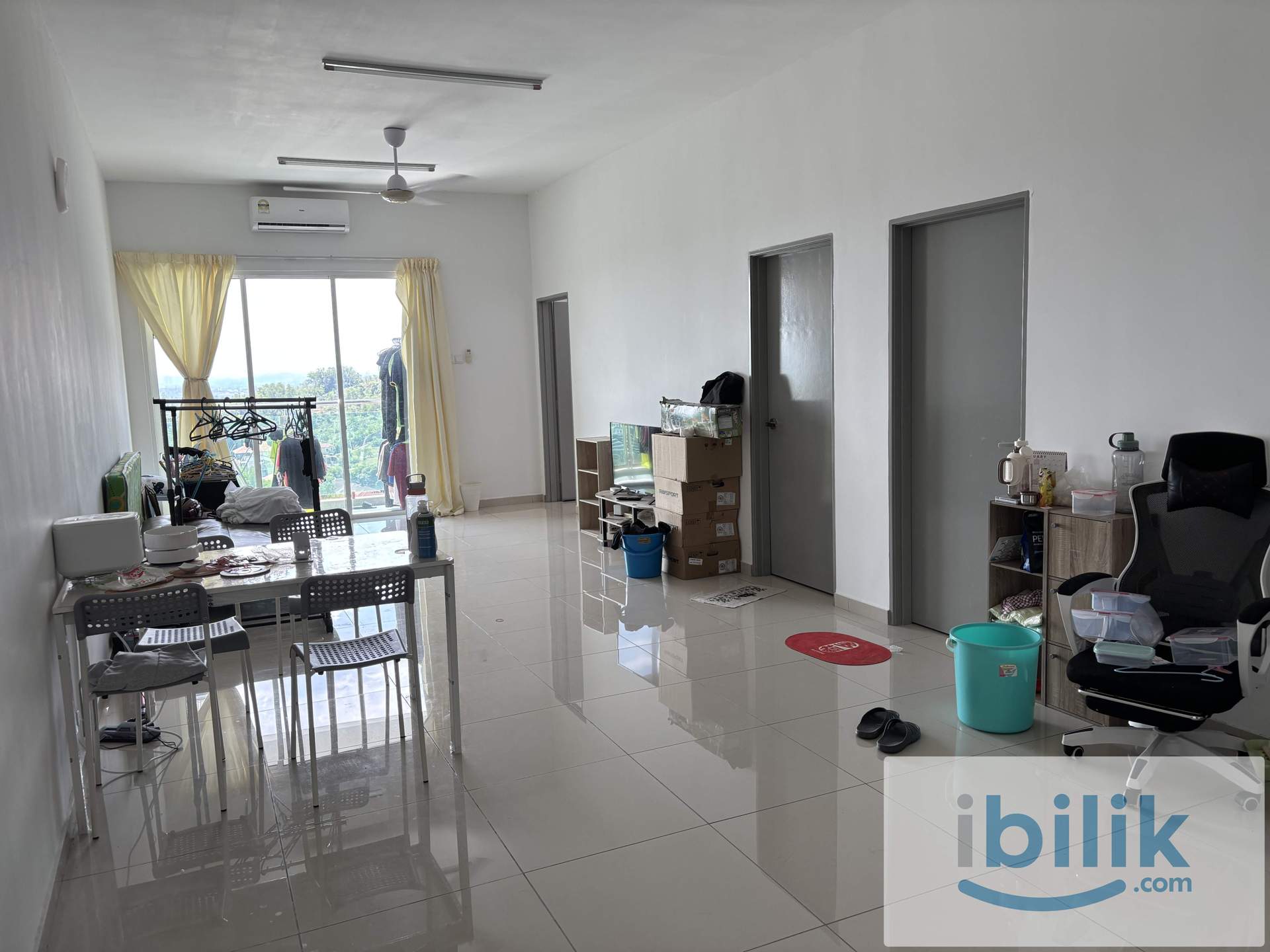 Single Room with Shared Bathroom - Image 2