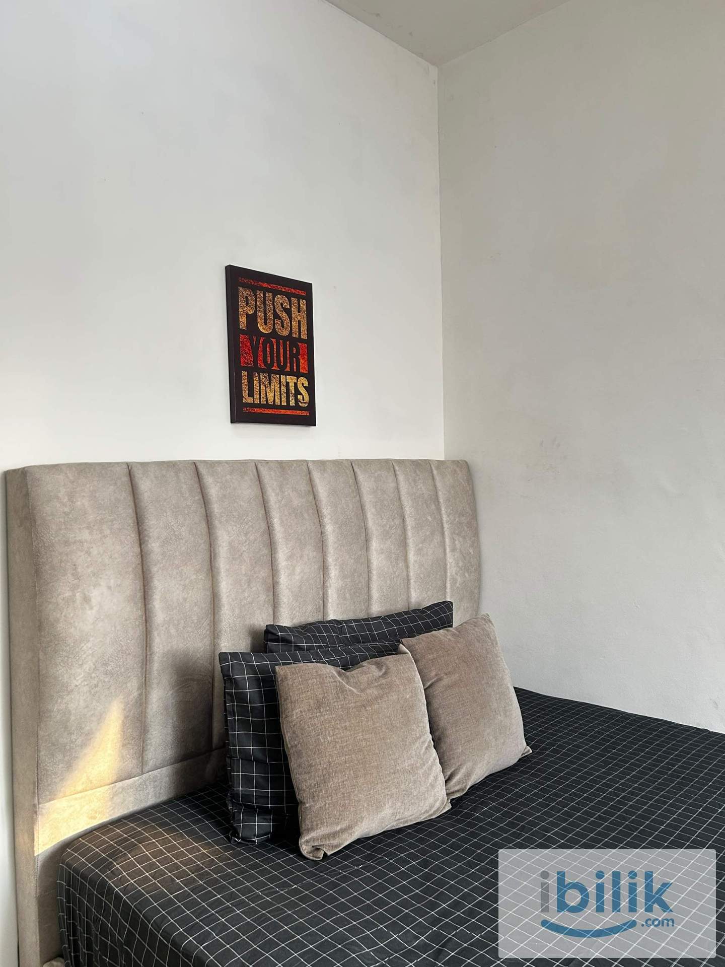 Bilik Sewa LELAKI Medium Bedroom Free Wifi Sentrovue Fully Furnished Aircond - Image 1